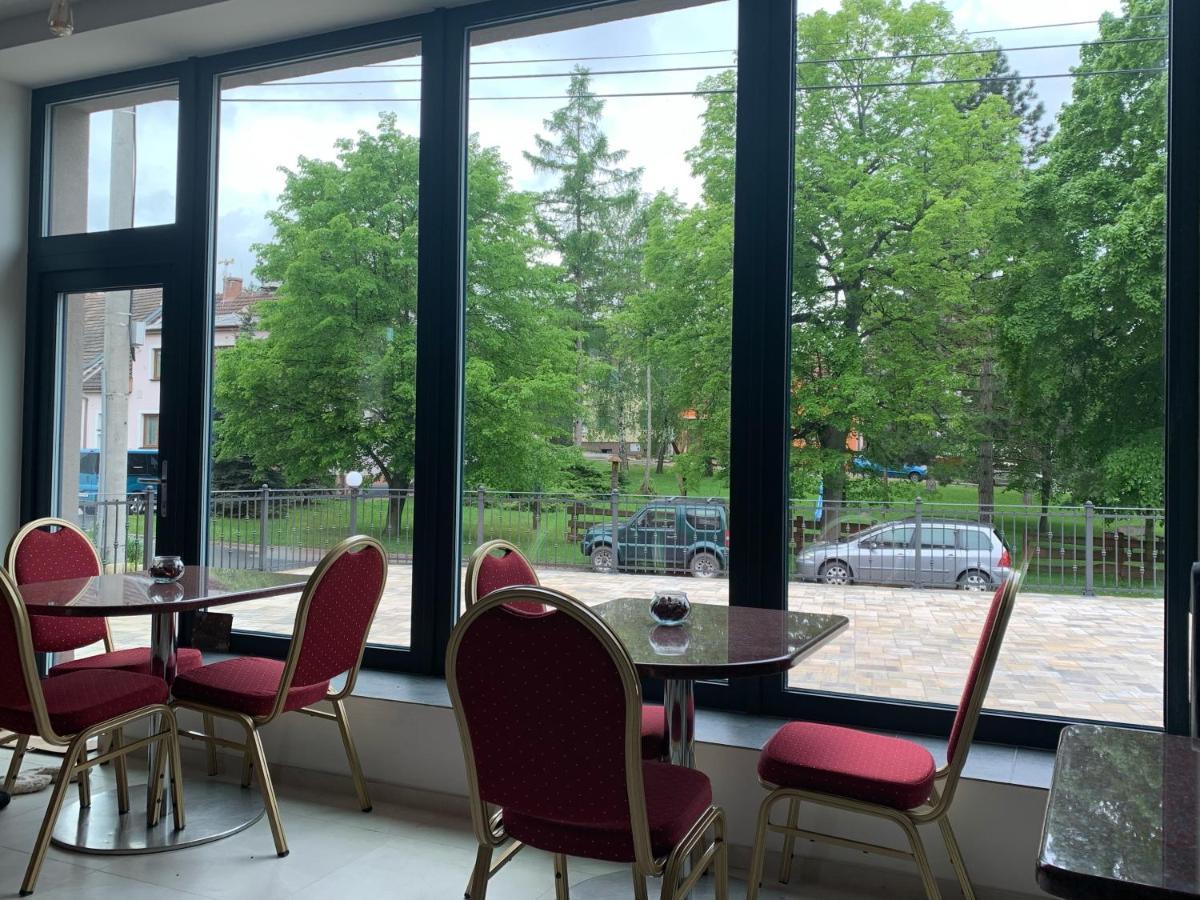 Cafe De La Creme Hotel Kuzelov Bagian luar foto