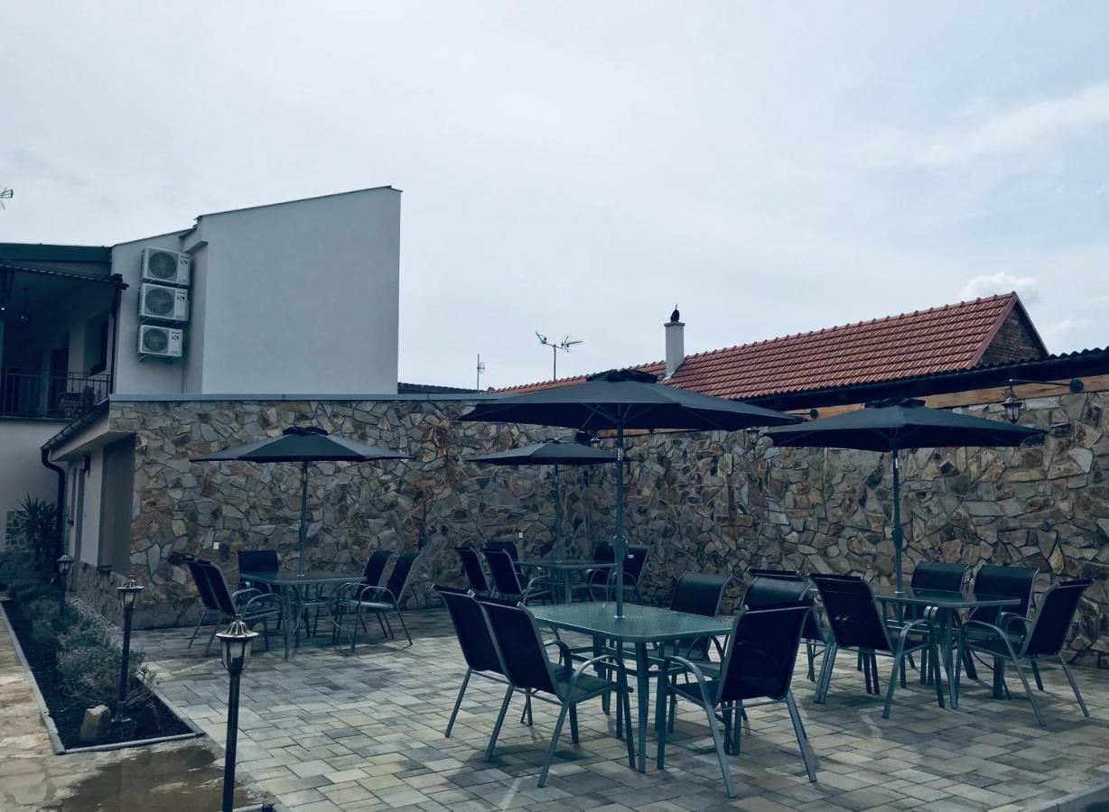 Cafe De La Creme Hotel Kuzelov Bagian luar foto