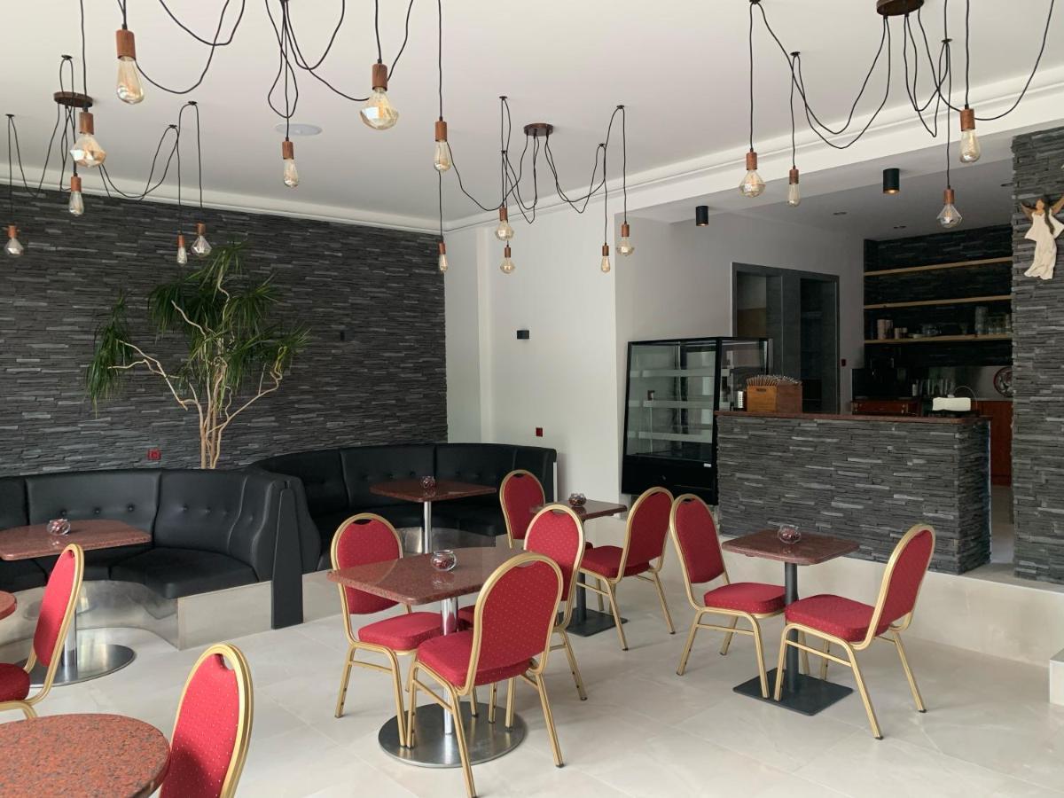 Cafe De La Creme Hotel Kuzelov Bagian luar foto