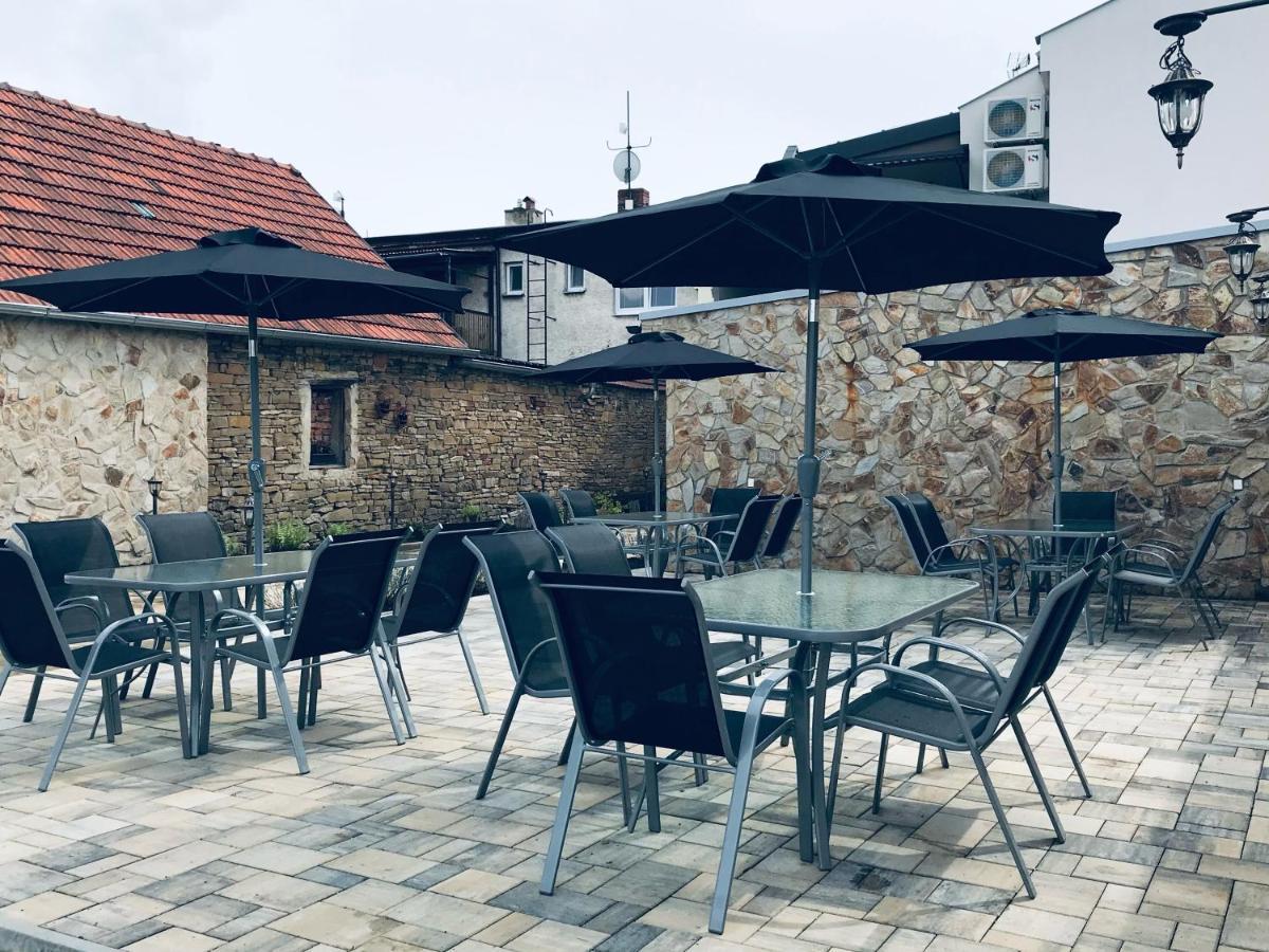 Cafe De La Creme Hotel Kuzelov Bagian luar foto
